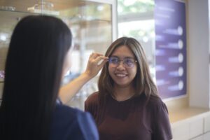 Illustration a professional helping a woman choose eyeglasses